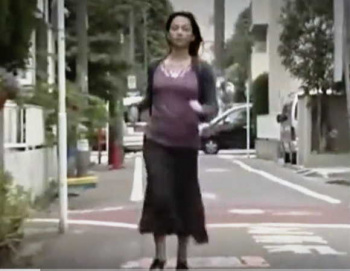 【おしっこ】不倫の奥様がトラックの荷台で小便プレイします！【エロ動画おすすめ】君島冴子　ヘンリー塚本の画像