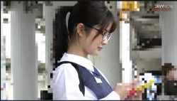 【痴漢】メガネの女子高生が電車で痴漢されてからトイレでフェラチオ！【エロ動画おすすめ】の画像