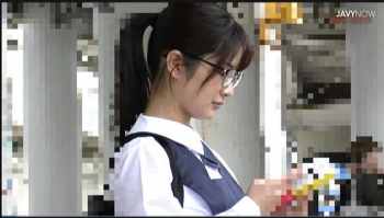 【痴漢】メガネの女子高生が電車で痴漢されてからトイレでフェラチオ！【エロ動画おすすめ】の画像