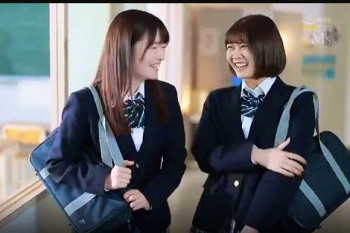 【おしっこ】ドSな青チェ女子高生たちに教室で責められました！【エロ動画おすすめ】上坂めい　川北メイサの画像