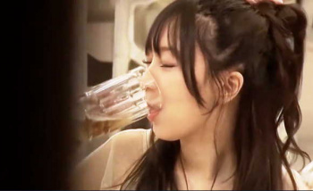 【おしっこ】ビアホールで泥酔した女子大生を便所でセクハラ！【エロ動画おすすめ】の画像