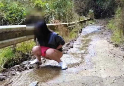 【おしっこ】露出ビデオでマゾ女性が山の中で小便をします！【おすすめ動画】の画像