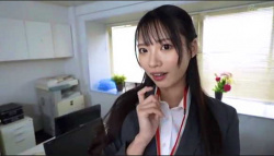 【おしっこ】新人のOLが机の上でコップに放尿しました！【月野江すい】の画像