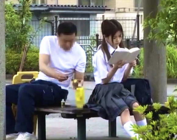 【おしっこ】公園で変態に利尿剤入りドリンクを飲まされた女子高生が野ション！【永瀬ゆい】の画像