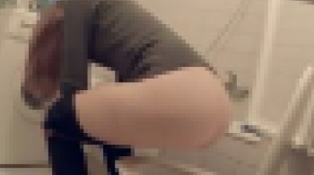 女性のトイレを盗撮したら勃起が確定した！！の画像