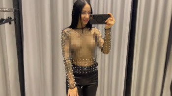海外の通販動画でシースルーの服を紹介しているインフルエンサーがいるね。の画像