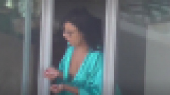 ホテルのベランダに居たバスローブをまとったエロい熟女ｗｗｗの画像
