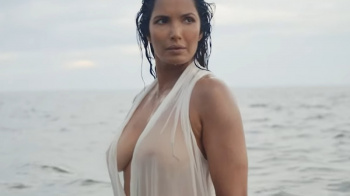 パーソナリティで活動家のパドマ・ラクシュミがスケスケの服だぞ!!の画像
