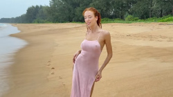 赤い髪の白人のお姉さんがスケスケの服を着て雨の中のビーチで踊る！！の画像