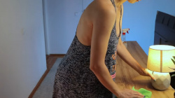 海外の「巨乳の女性がだぶだぶの服を着て家事をしてる」系の動画がエロいwwwの画像