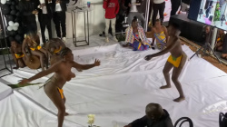 部族の踊りってなんかずっと見ていられるね・・・裸だからじゃないよ。の画像