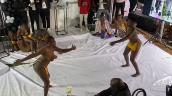 部族の踊りってなんかずっと見ていられるね・・・裸だからじゃないよ。の画像