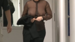 シースルーの服を着てオフィスを闊歩する熟女がエロ過ぎると話題にｗｗｗの画像