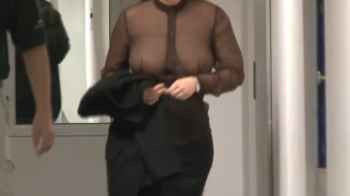 シースルーの服を着てオフィスを闊歩する熟女がエロ過ぎると話題にwwwの画像