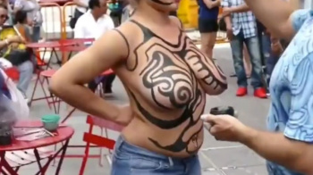 爆乳女性が野外でボディペイントをしてもらっているけど良いのか？？の画像