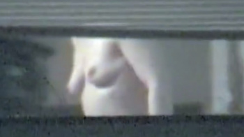 窓の隙間から見えただらしない身体の熟女がエロ過ぎるって！！の画像