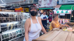 台湾の屋台に巨乳なのに裸エプロンの女性が現れるwwwの画像