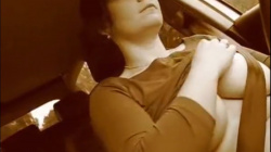 爆乳熟女が車を運転しながら巨乳を出していきます!!の画像