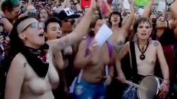 アルゼンチンの女性たちがトップレスで抗議活動をしています。の画像