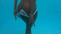 プールでうっすい水着の美女が泳いでいて勃起しそうｗｗｗの画像