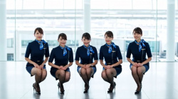 いろんな航空会社のキャビンアテンダントさんにしゃがんでもらいました。の画像