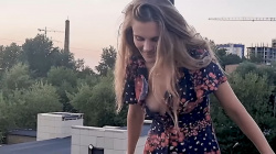 ロシアの熟女の胸元がぱっくり開いててもう少しですｗｗｗの画像
