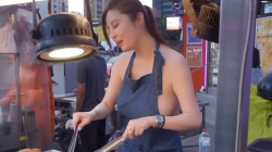 台湾の屋台のお姉さんの横乳が見えそうで見え・・・の画像