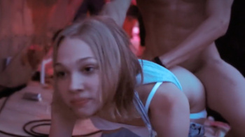 ナイトクラブでセックスする映画のワンシーンがコチラｗｗｗの画像