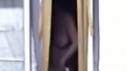 窓の隙間から着替えている女性が盗撮されたんだよねｗｗｗの画像