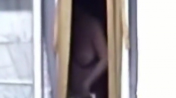 窓の隙間から着替えている女性が盗撮されたんだよねｗｗｗの画像