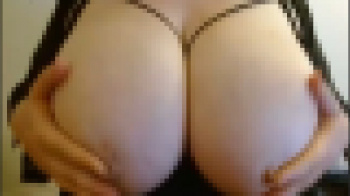 お姉さんが自分の巨乳を揺らしていて勃起しそうだ！！の画像