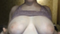 ライブ配信をしているのはおっぱいがデカすぎる女性ですｗｗｗの画像