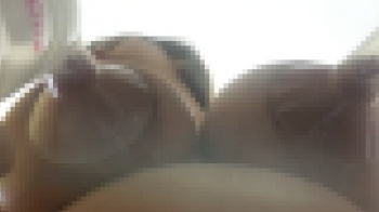 爆乳おばさんの搾乳風景を下から撮影したらエロ過ぎですｗｗｗの画像