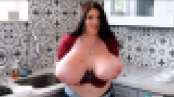 ウルトラ爆乳のぽっちゃり白人女性がキッチンで丸裸ｗｗｗの画像