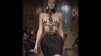 乳首が丸見えになったファッションショーの特集をご覧下さいｗｗｗの画像