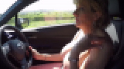 超熟女が車の中でどんどん脱いでいくから爆乳が丸見えｗｗｗの画像