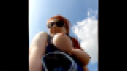 赤髪のおばさんが草原でおっぱい丸出しで歩いているぞｗｗｗの画像