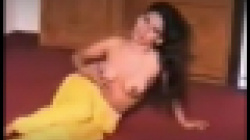 インド系の女性がトップレスになって踊り狂うｗｗｗの画像