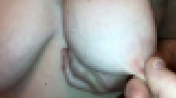 巨乳の乳首を男性が常に引っ張っている動画だけど見てみますか？？の画像