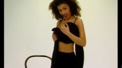 どんどん服を脱いでいくエスニックな女性が最高にエロ過ぎるｗｗｗの画像