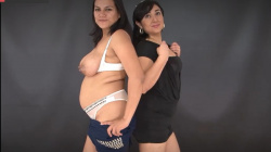 ぽっちゃり熟女2人が脱いでいって母乳を絞り出すｗｗｗの画像