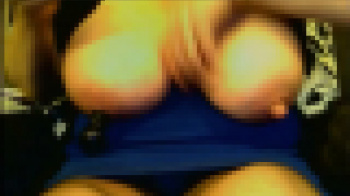 顔は見えないが巨乳おばさんの乳首いじめ配信がコチラ！！の画像