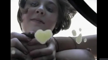 自分の母乳でガラステーブルの上に絵を描く女性がコチラ！！の画像