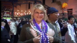 ギャルもおばさんもおっぱいを見せまくる「マルディグラ フェスティバル」がヤバエロすぎるｗｗｗの画像