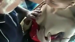 バスの中で2人の痴漢に触られまくっている女性が可愛いけどエロい件についてｗｗｗの画像