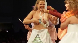 ストリップでもないのに舞台の上で爆乳を晒した女優がコチラｗｗｗの画像