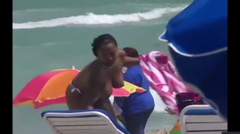 ヌーディストビーチで見つけた女達がエロ過ぎて勃起しそうｗｗｗの画像