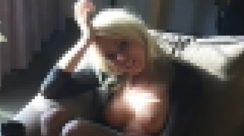 銀髪の白人女性がなぜかおっぱい丸出しでタバコを吸っていますｗｗｗの画像