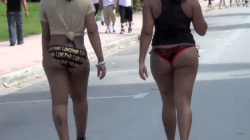 黒人の女達がビキニで歩いている町があるようでお尻を撮影しまくりですｗｗｗの画像