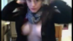 ガチの図書館の中で巨乳を見せる美女がエロ過ぎるｗｗｗの画像